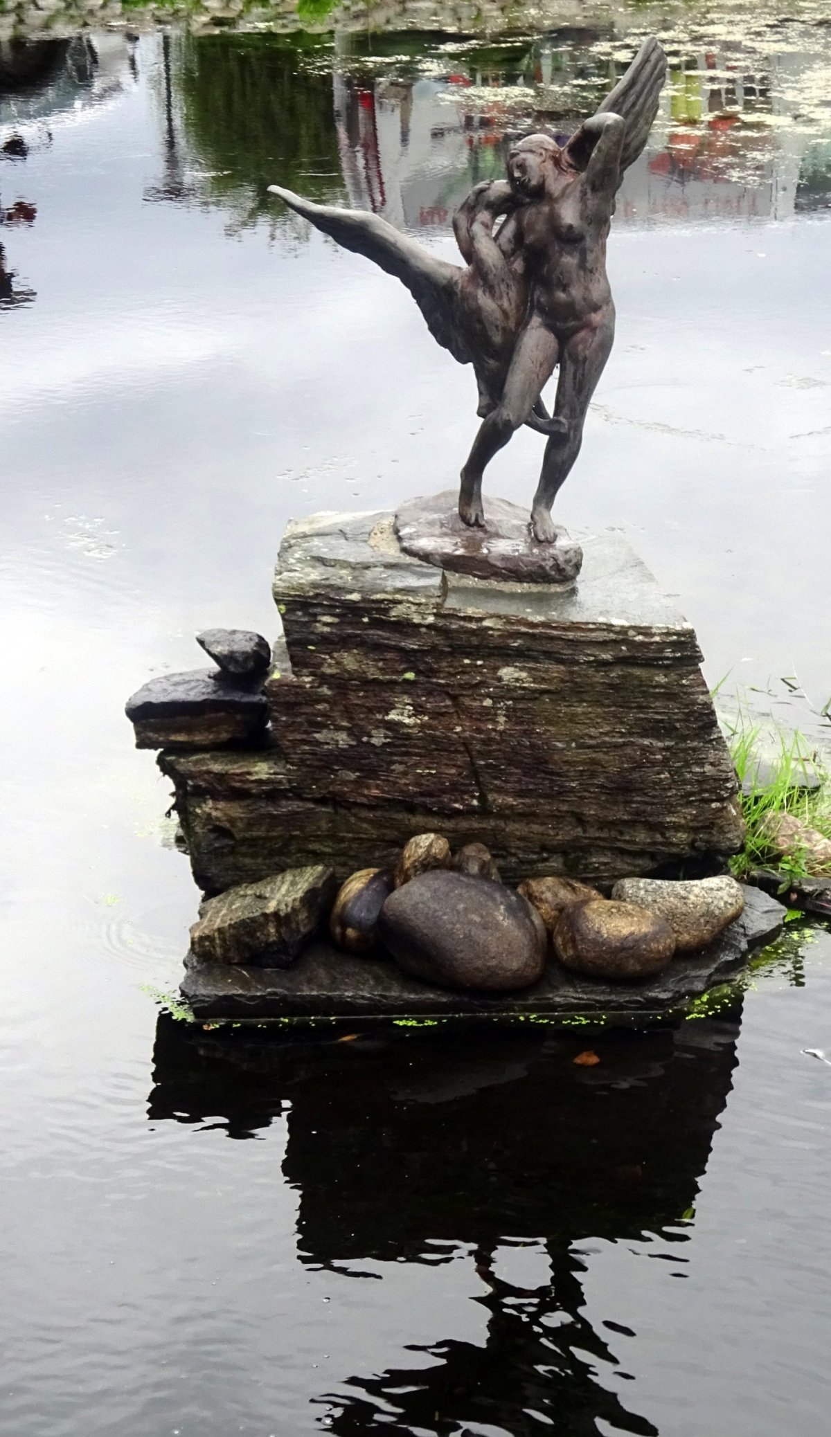 Socha v jezírku u nádraží