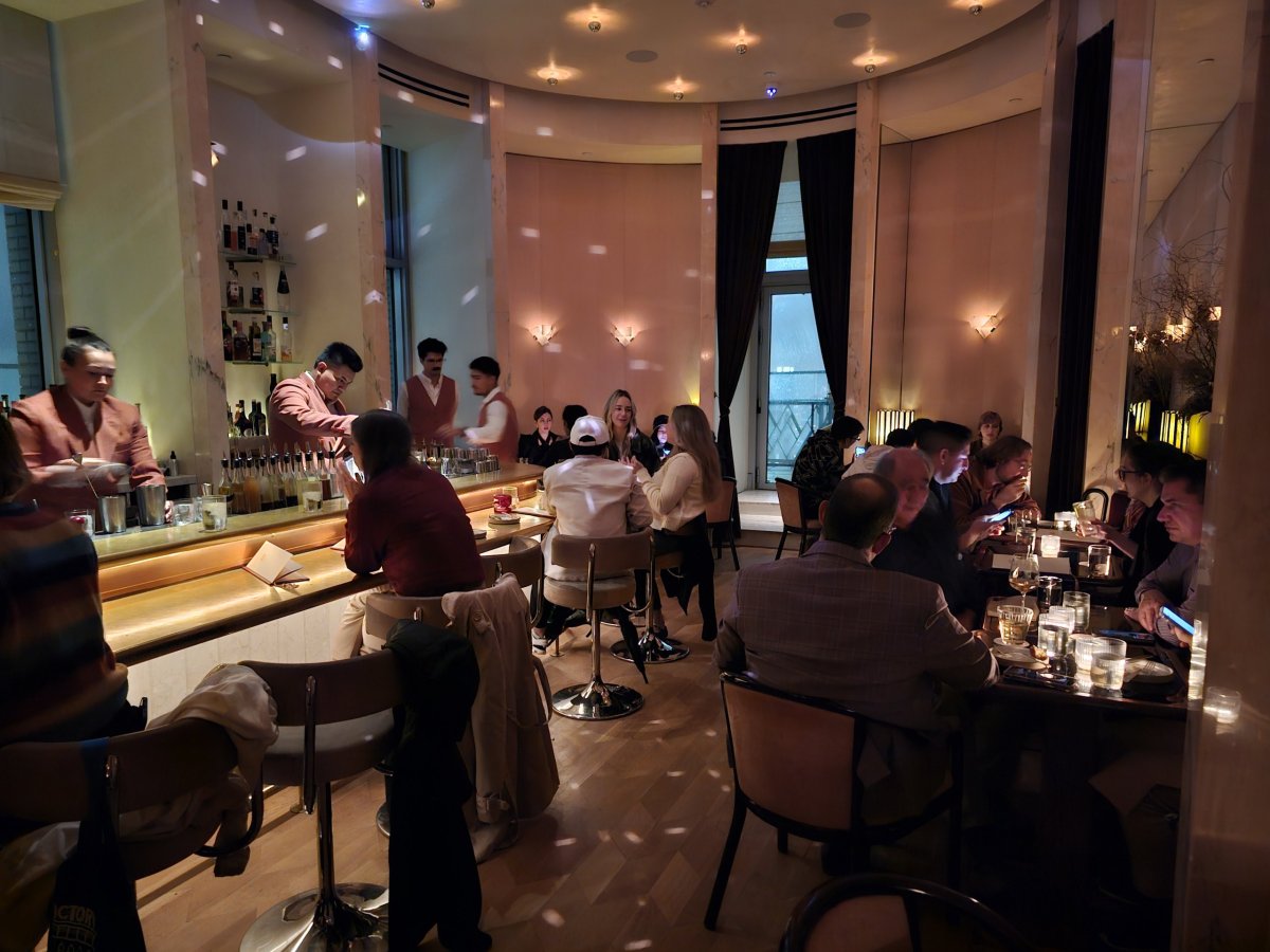 Prostředí baru Overstory