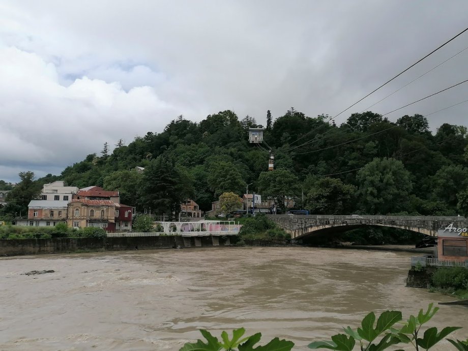 pohled na řeku Rioni a kabinovou lanovku