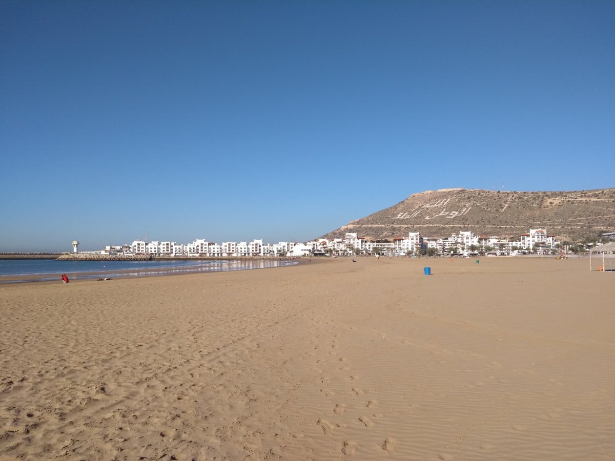 Široká pláž v Agadiru