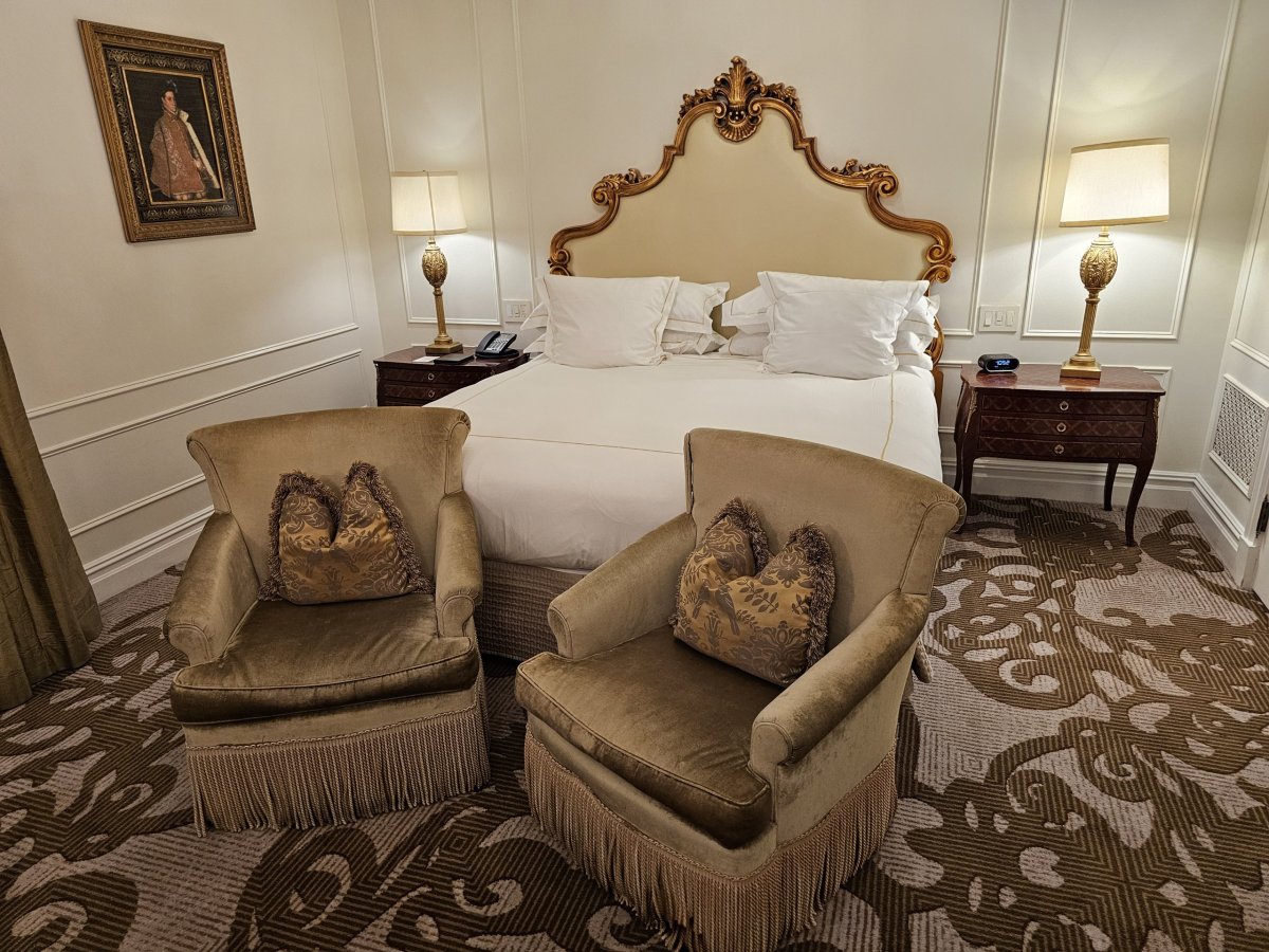 Pokoj - postel a křesla