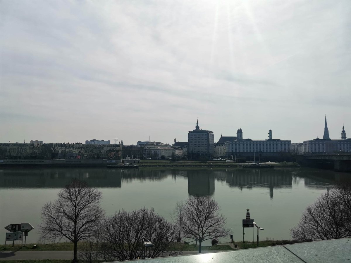Pěkný pohled na panorama města je od řeky.
