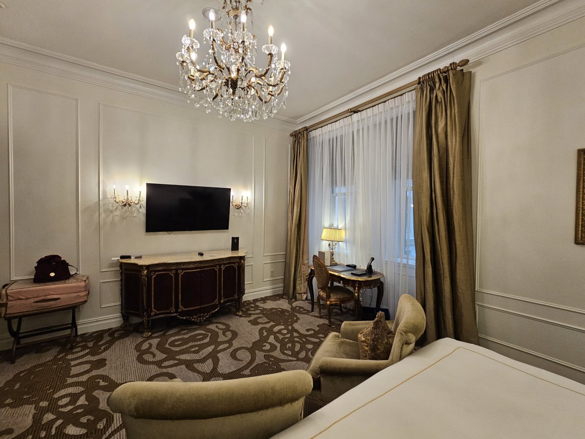 Pokoj - televize a okno