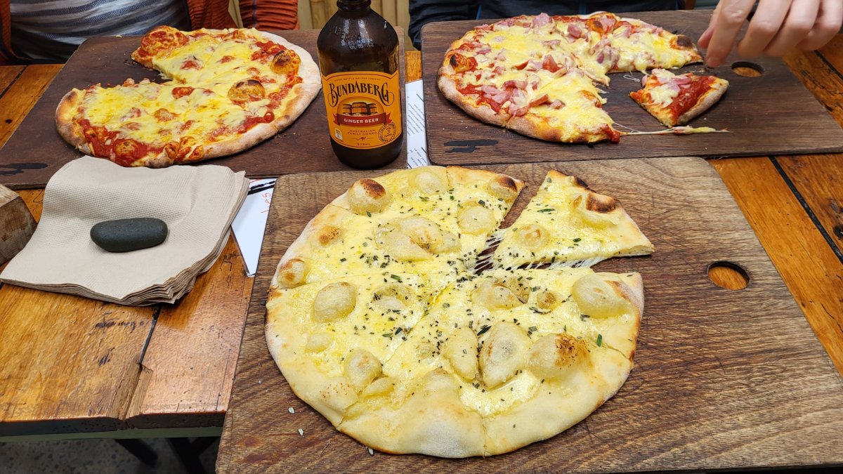 Pizza a australské zázvorové pivo