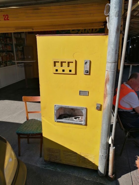 automat na nápoje na nádraží v Kutaisi