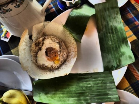 Snídaně v Hikaduwwa - egg hoper, místní specialitka