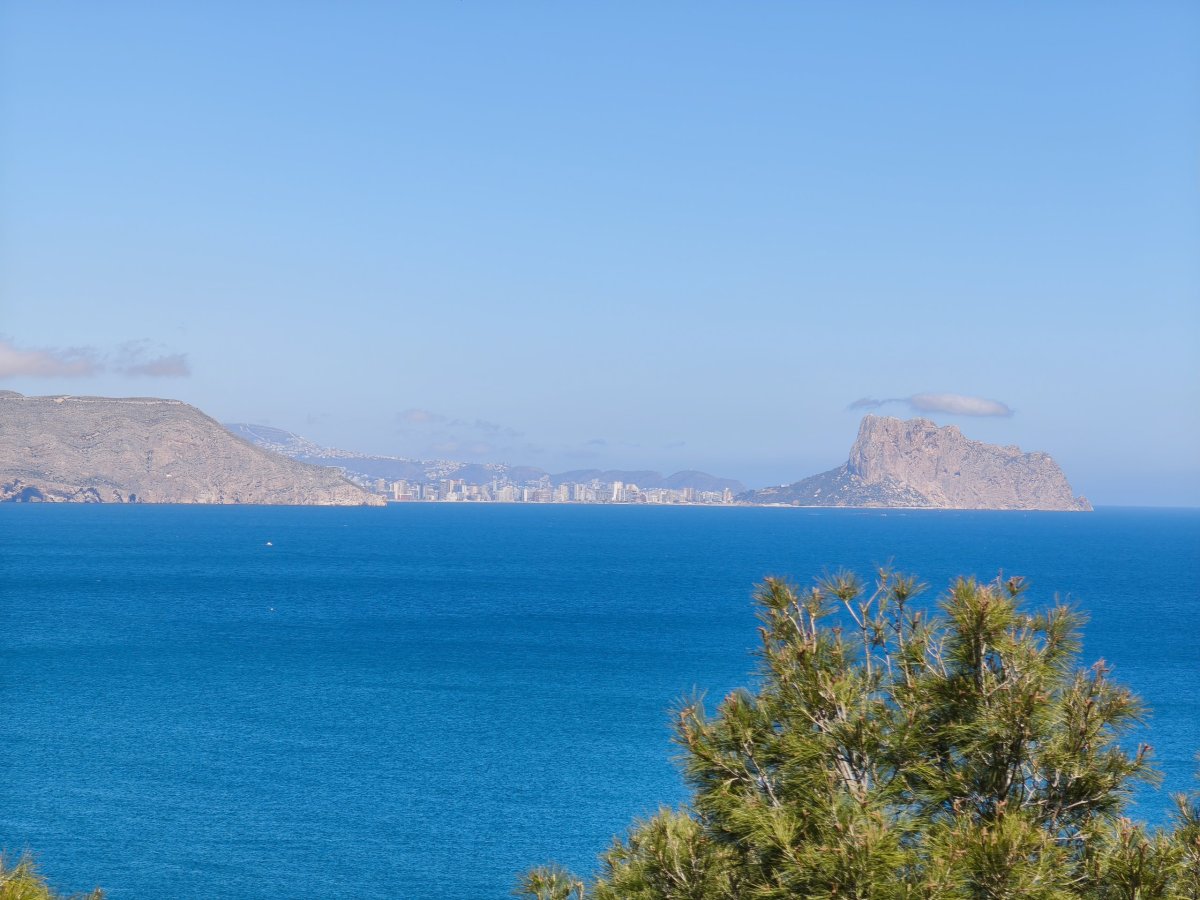 Město Calp a útes Peňón de Ifach