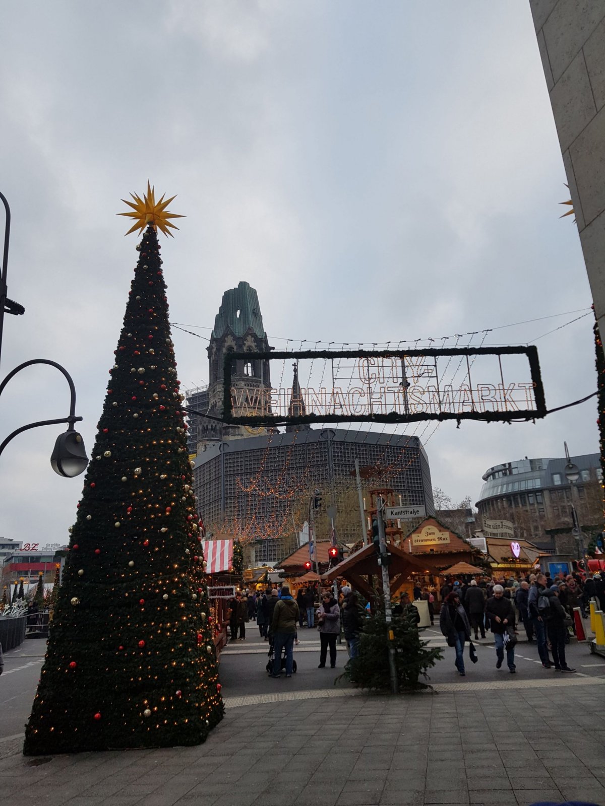 Vánoční trhy s kostelem císaře Viléma