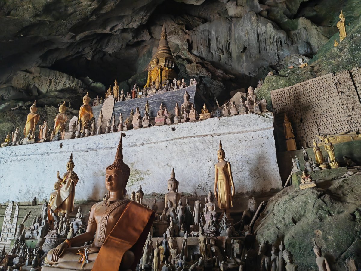Pak Ou - oblíbený zvyk Laosanů - přinést do jeskyně co nejvíce sošek Buddhů