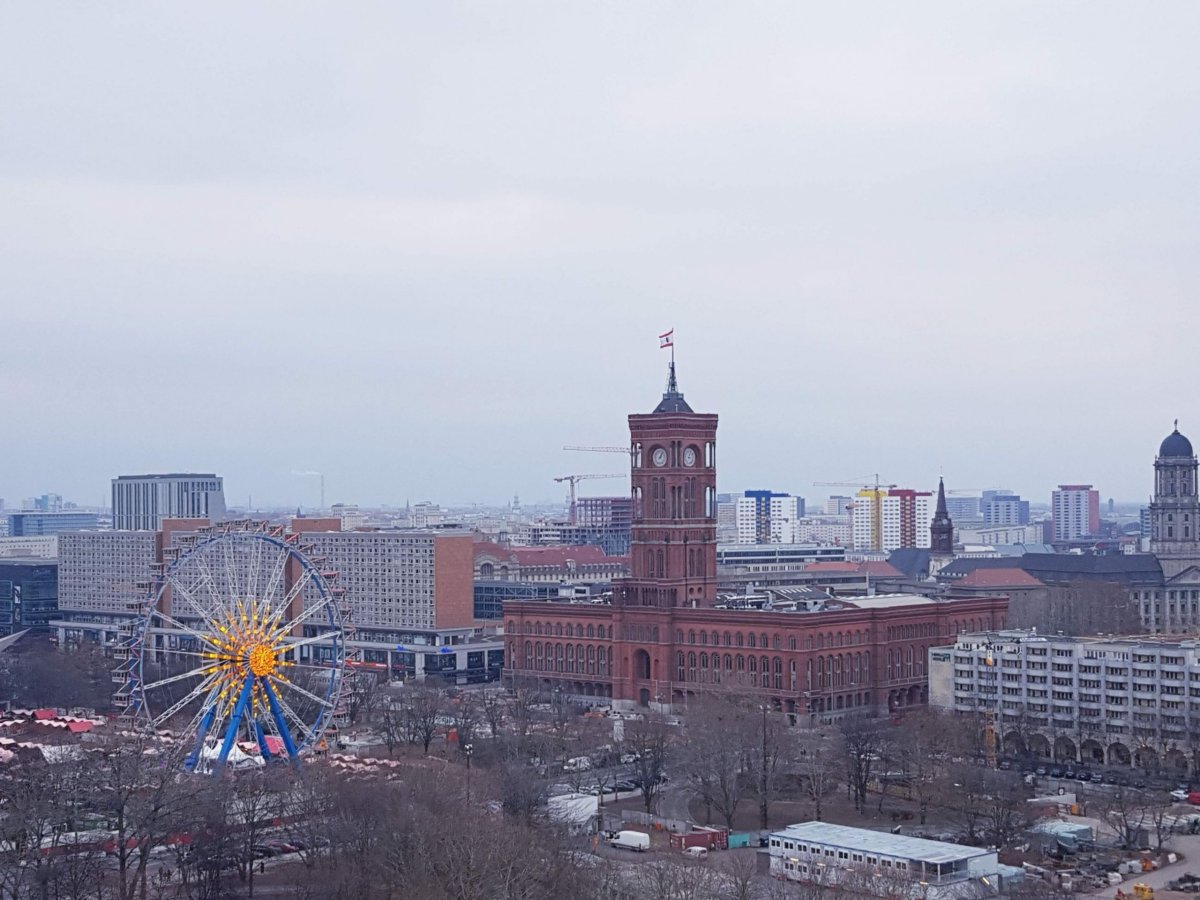 Rotes Rathaus a ruské kolo z dálky