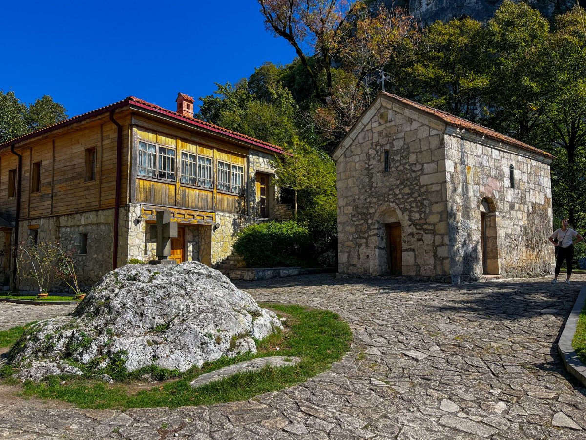 pod útesem se nachází také malá kaple..