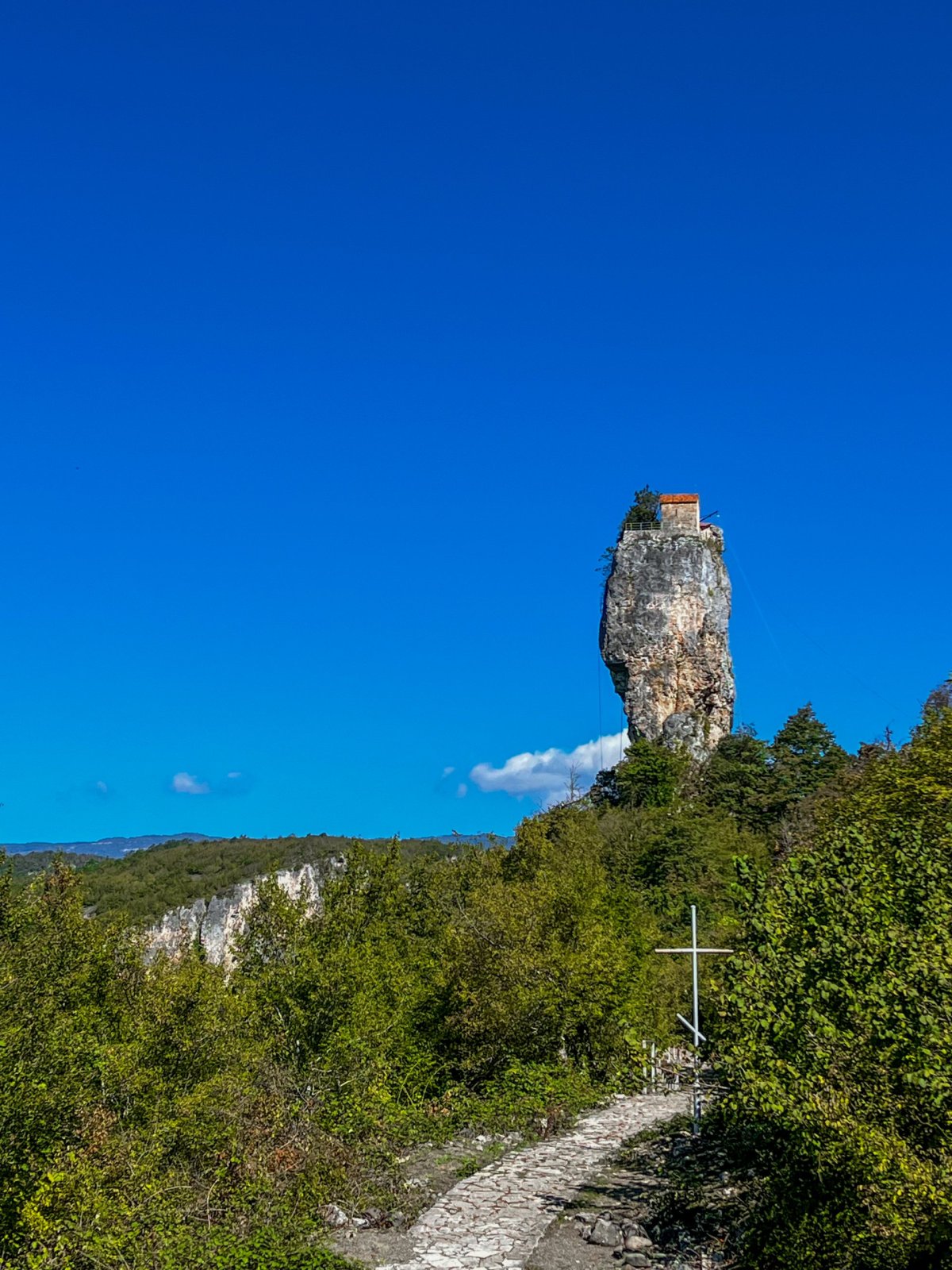 40 m vysoký vápencový sloup "trčí" do okolní krajiny
