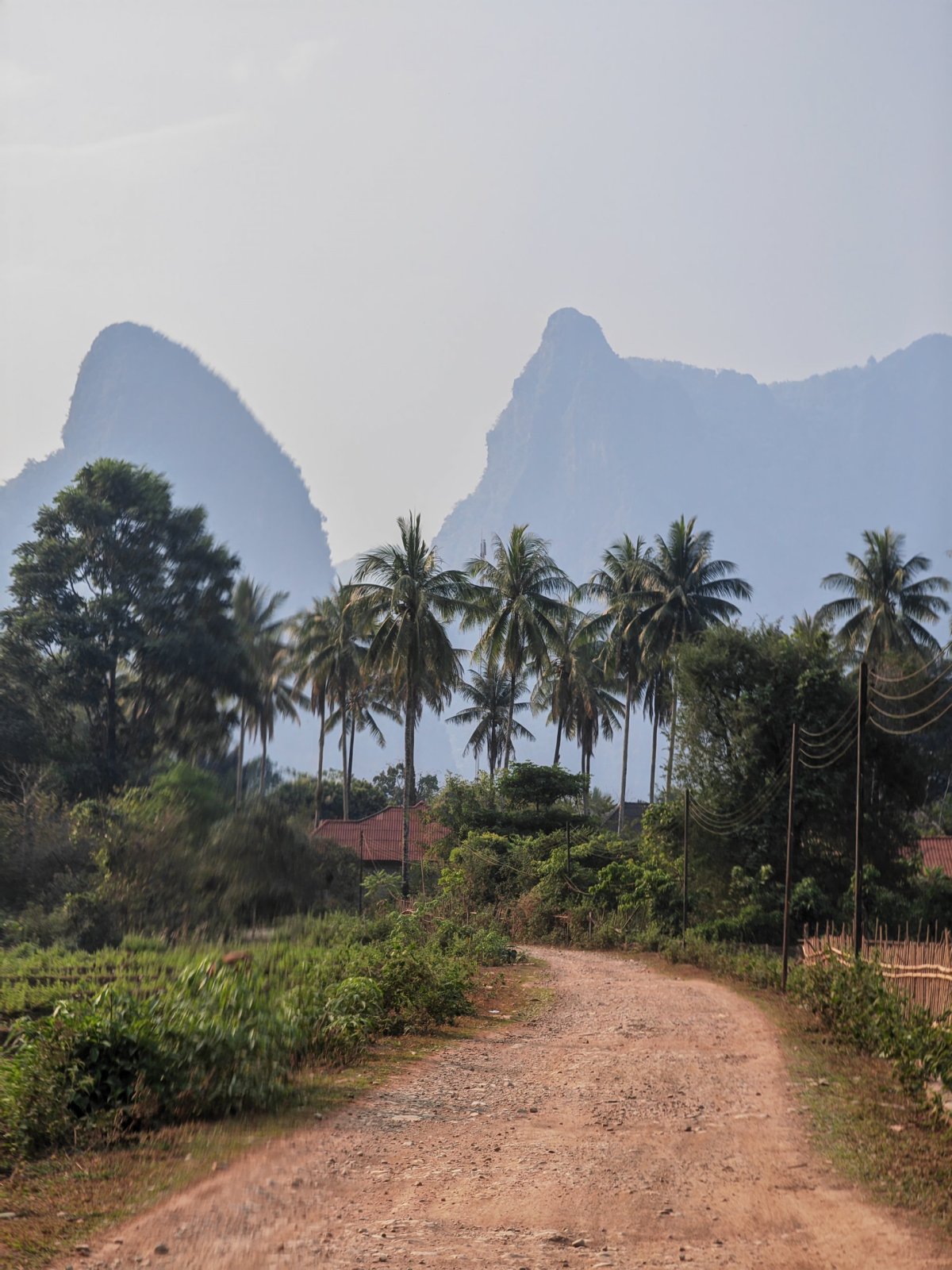 Vang Vieng je obklopený horami a za nás nejkrásnější město Laosu :) 
