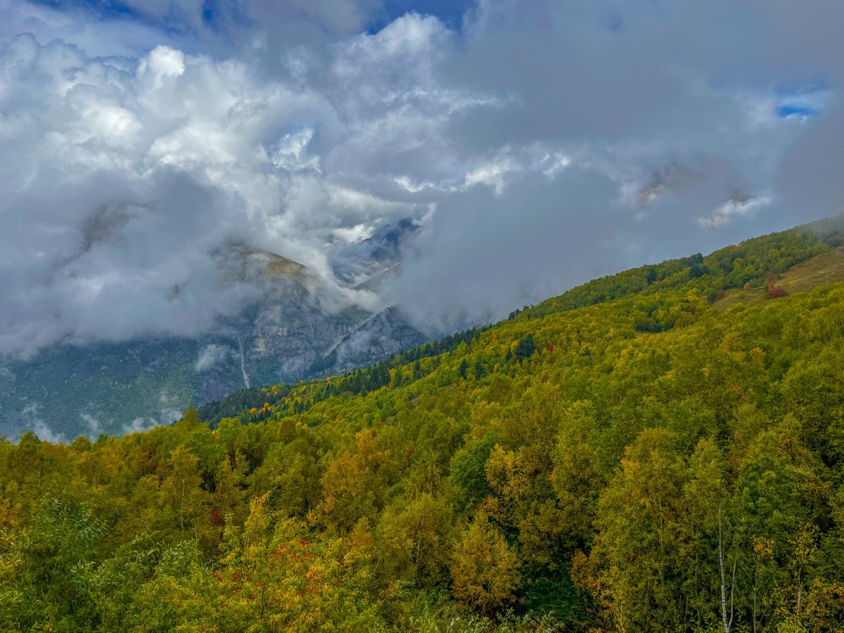 ..postupem času se ale "v rozporu" s předpovědí začínají oblaka trhat..