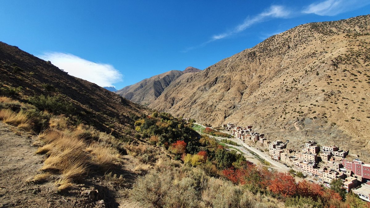 Vesnice Setti Fatma a pohled na údolí, ve kterém se nachází.
