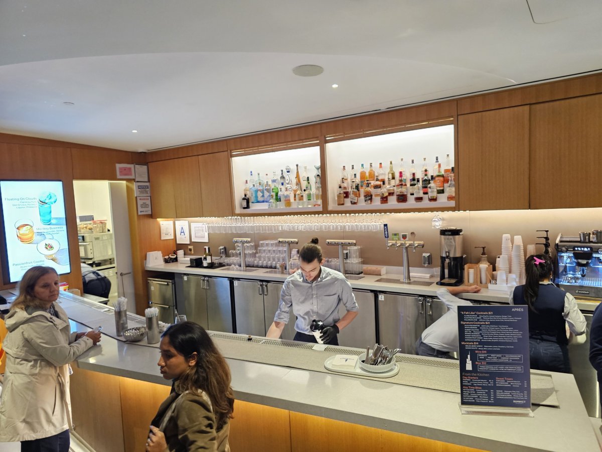 Summit One Vanderbilt, bar
