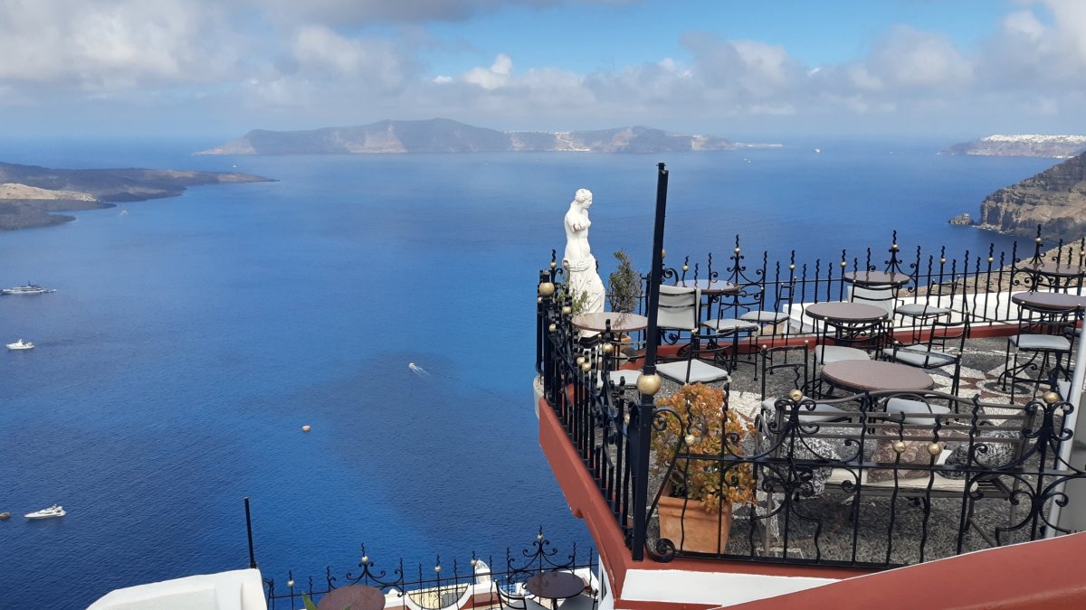 Restaurace s výhledem jsou dopoledne ještě prázdné