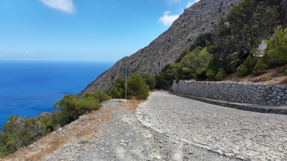 Kamenná cesta k vykopávkám