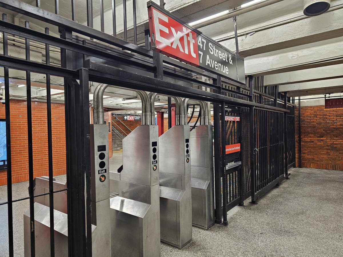 Výstup ze stanice metra