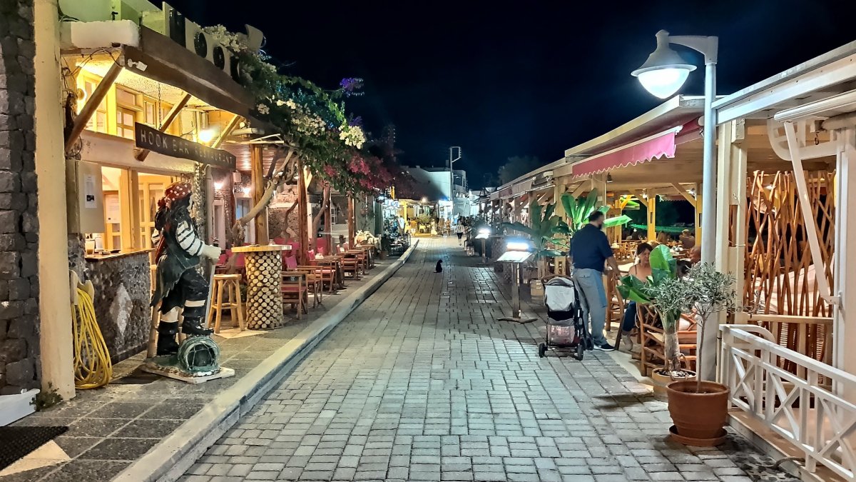 Večerní promenáda v Kamari