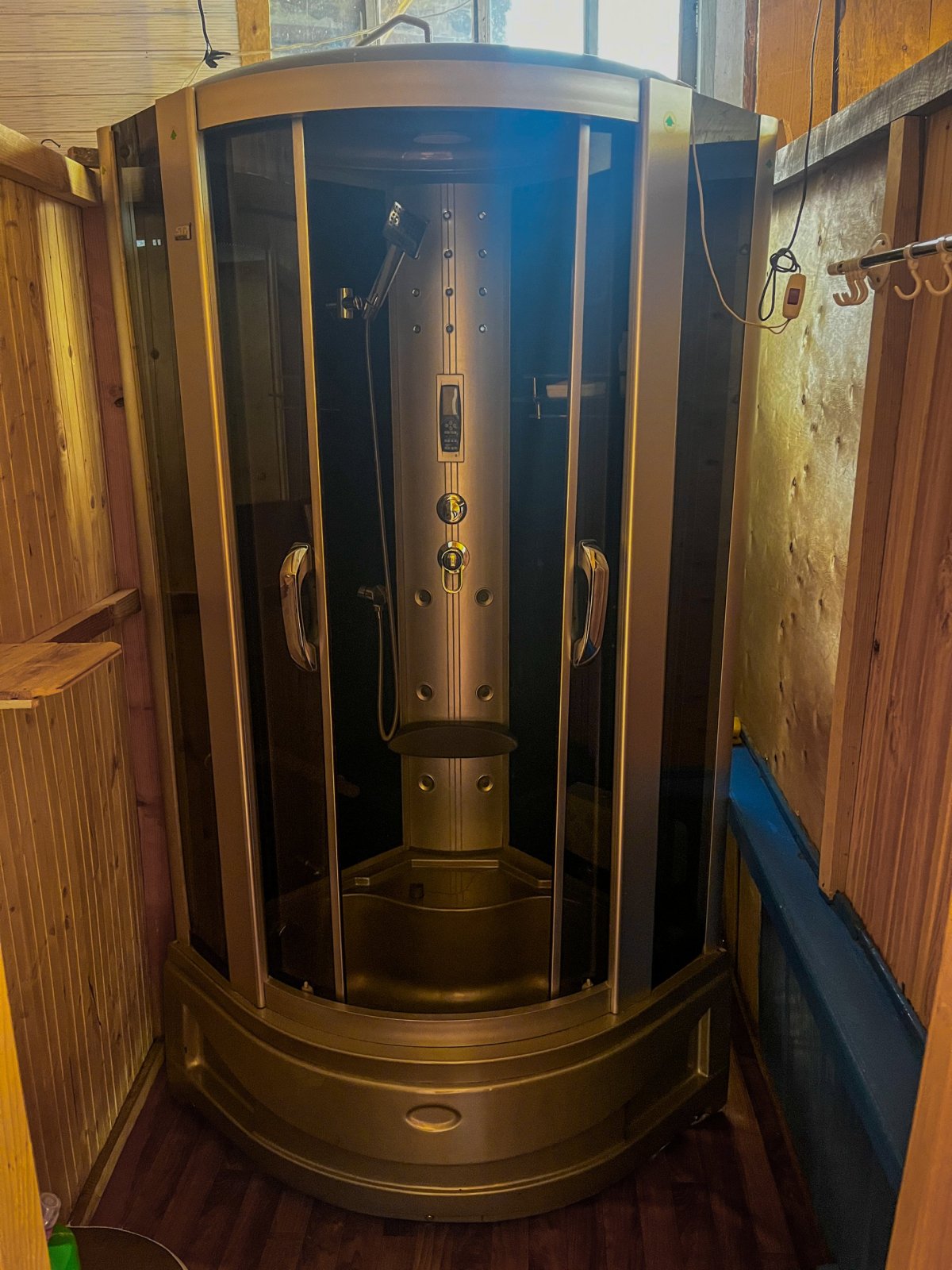 sprcha v našem prvním ubytku v Adishi je luxusní :D