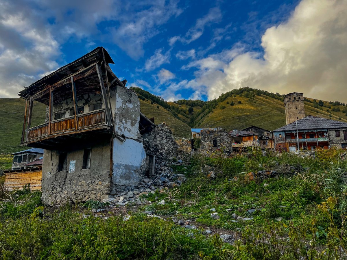 vesnice je polozbořená a přežívá jen díky turismu