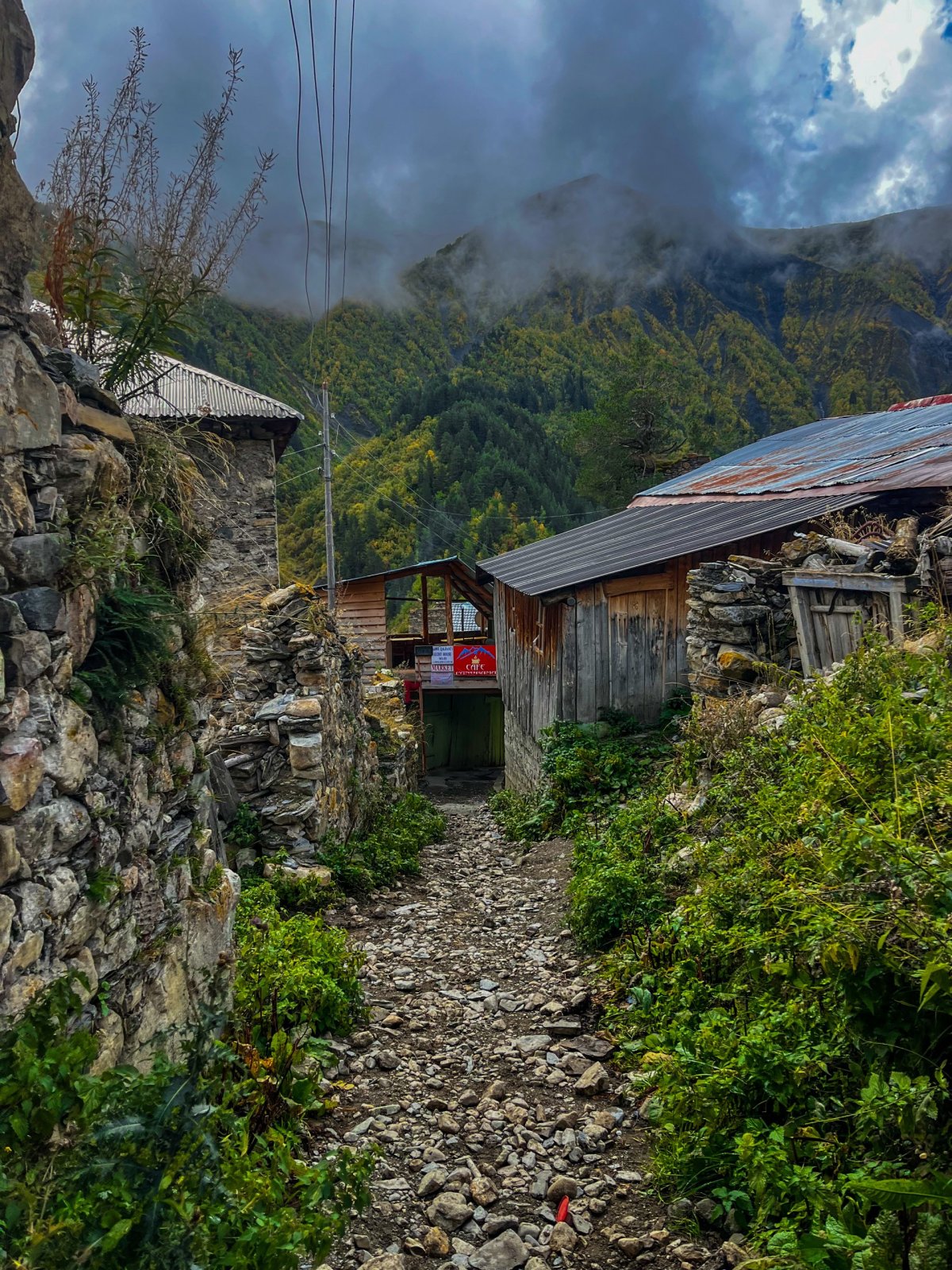 typická "ulice" v Adishi...