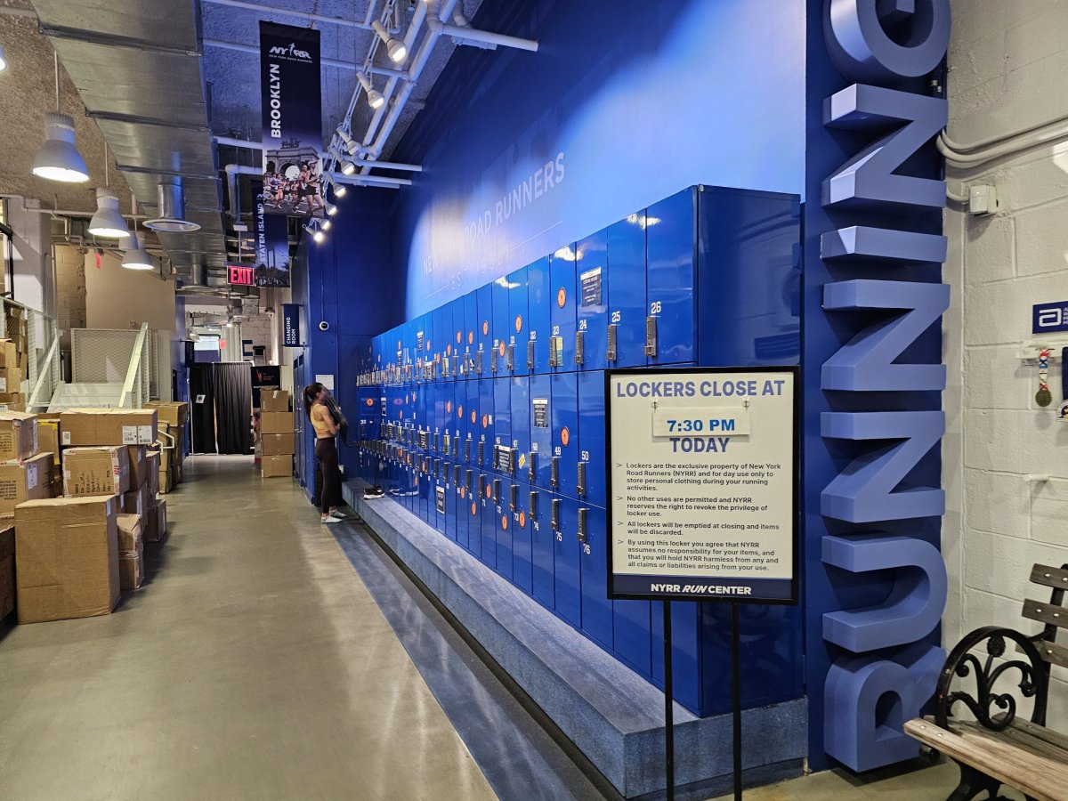 NYRR centrum, úschovna zavazadel pro běžce