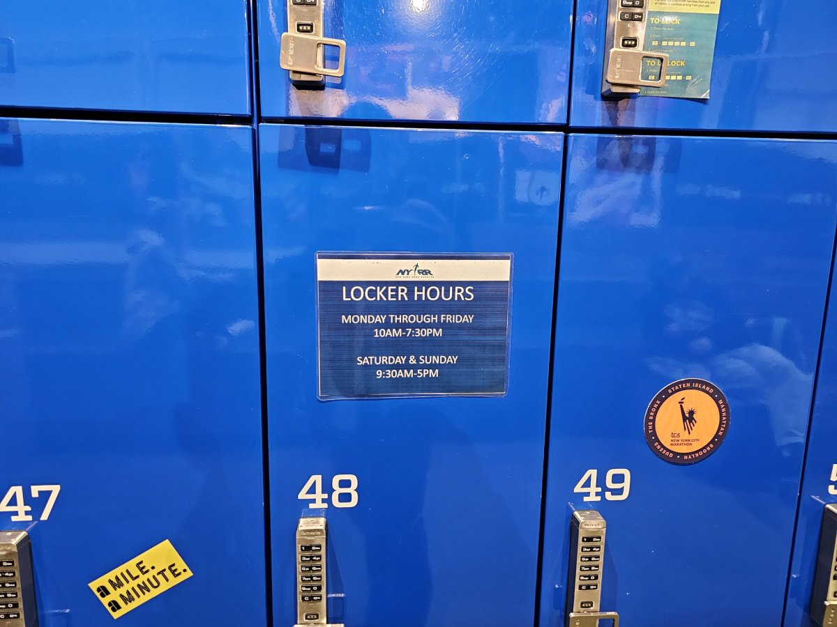 NYRR centrum, úschovna zavazadel pro běžce