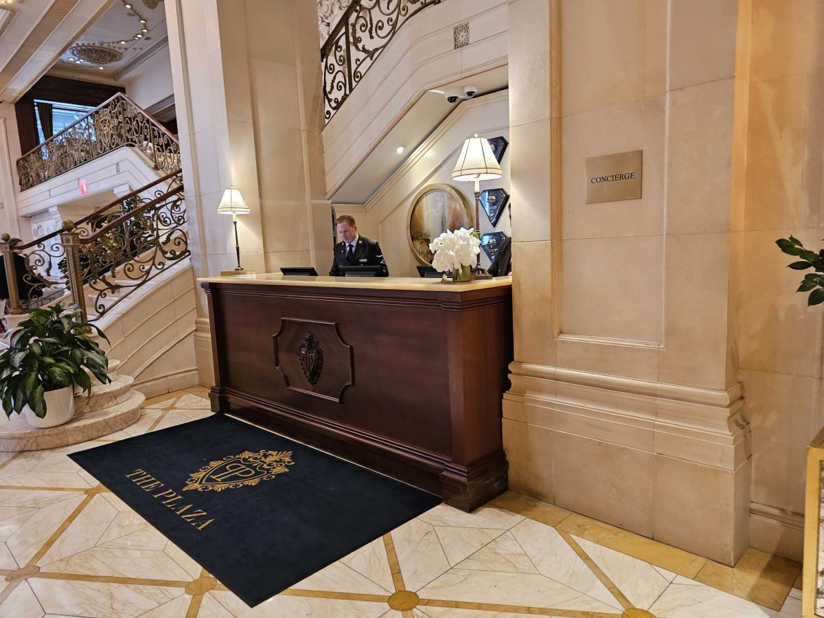 Concierge v přízemí hlavního hotelového Lobby