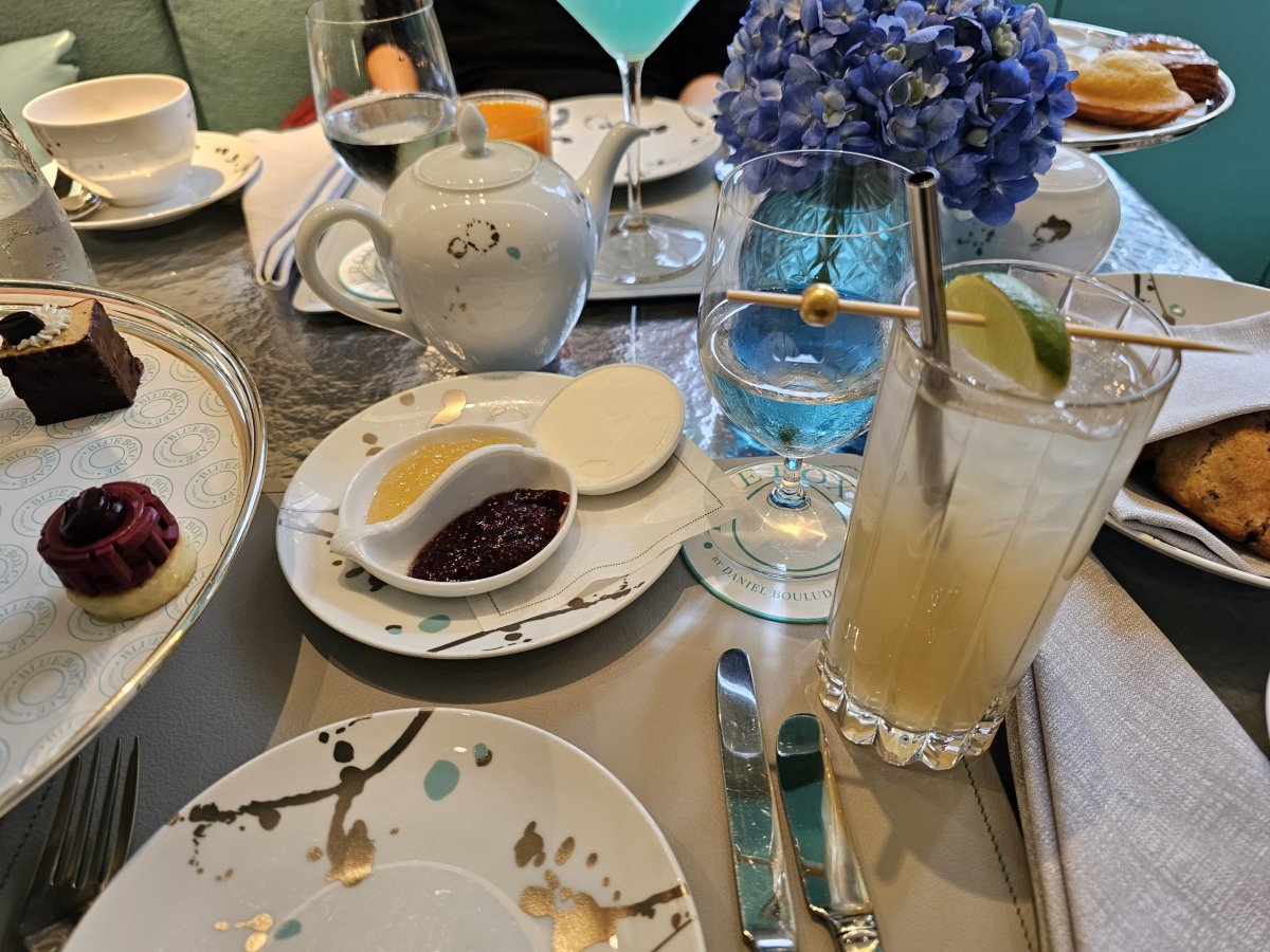 Blue Box, marmelády, máslo a koktejl