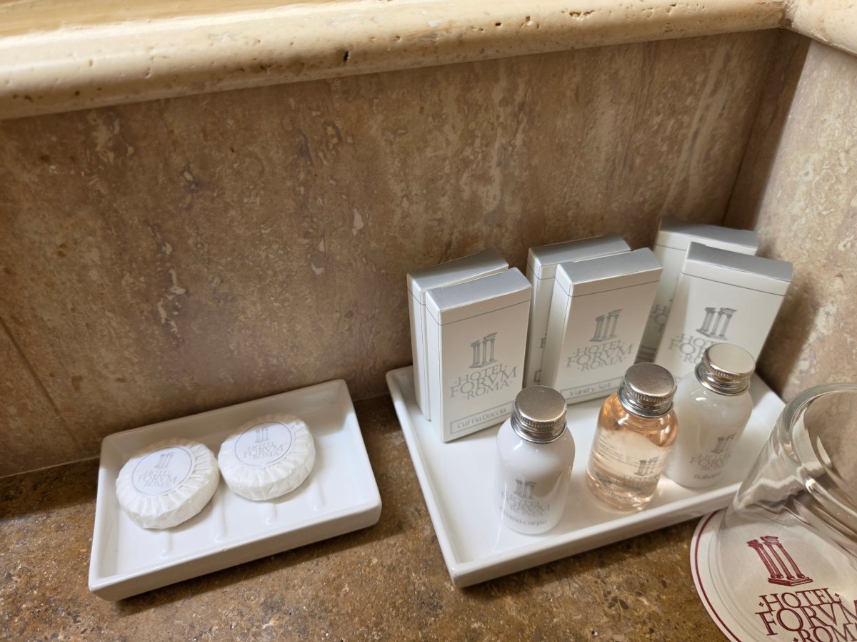 Amenity kit v koupelně