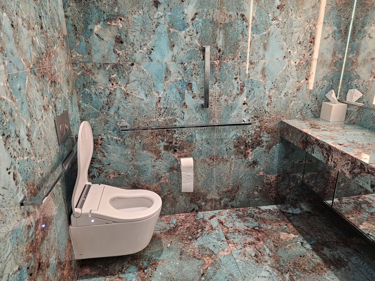 Tiffany & Co., mramorové toalety