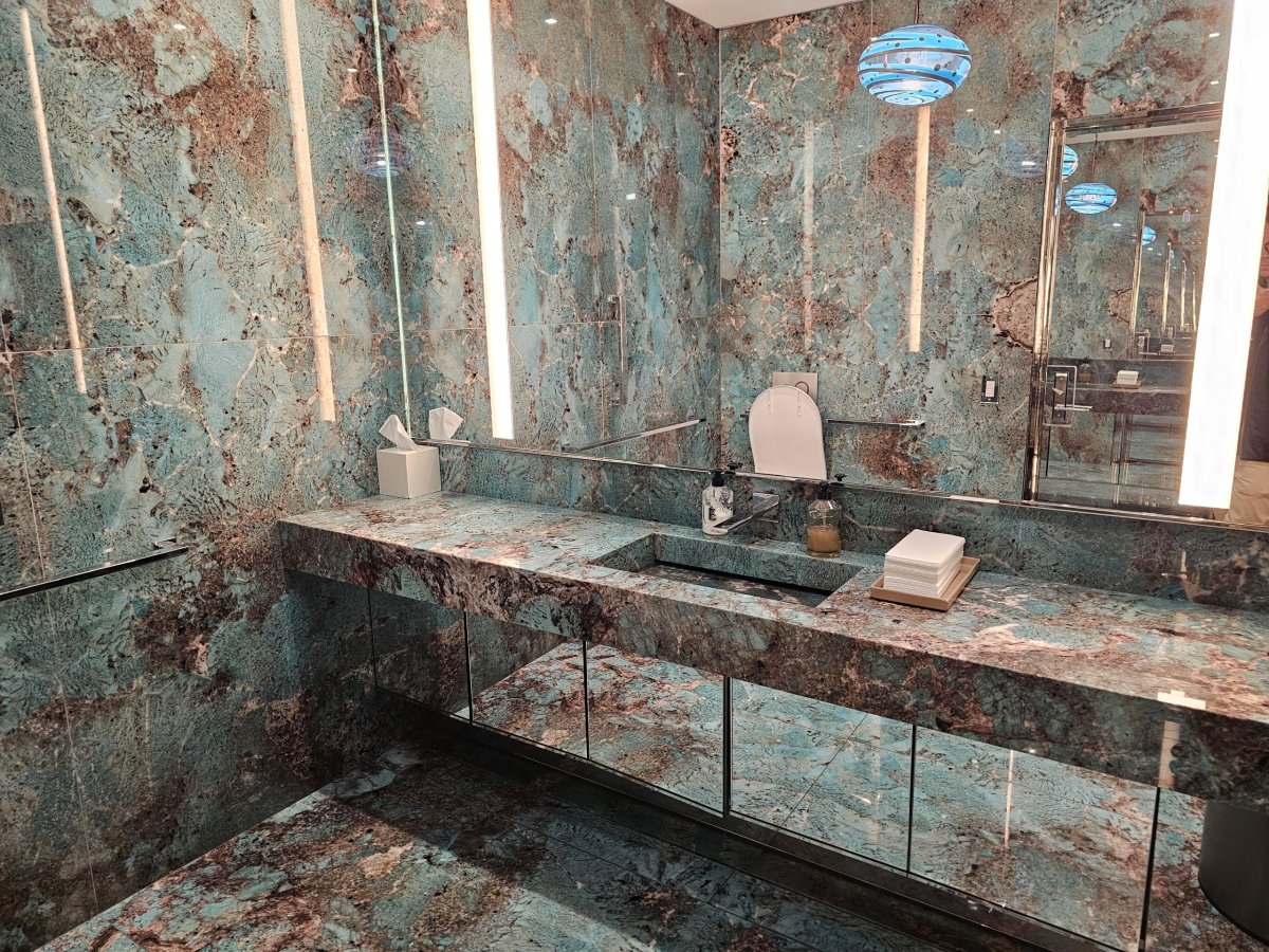 Tiffany & Co., mramorové toalety