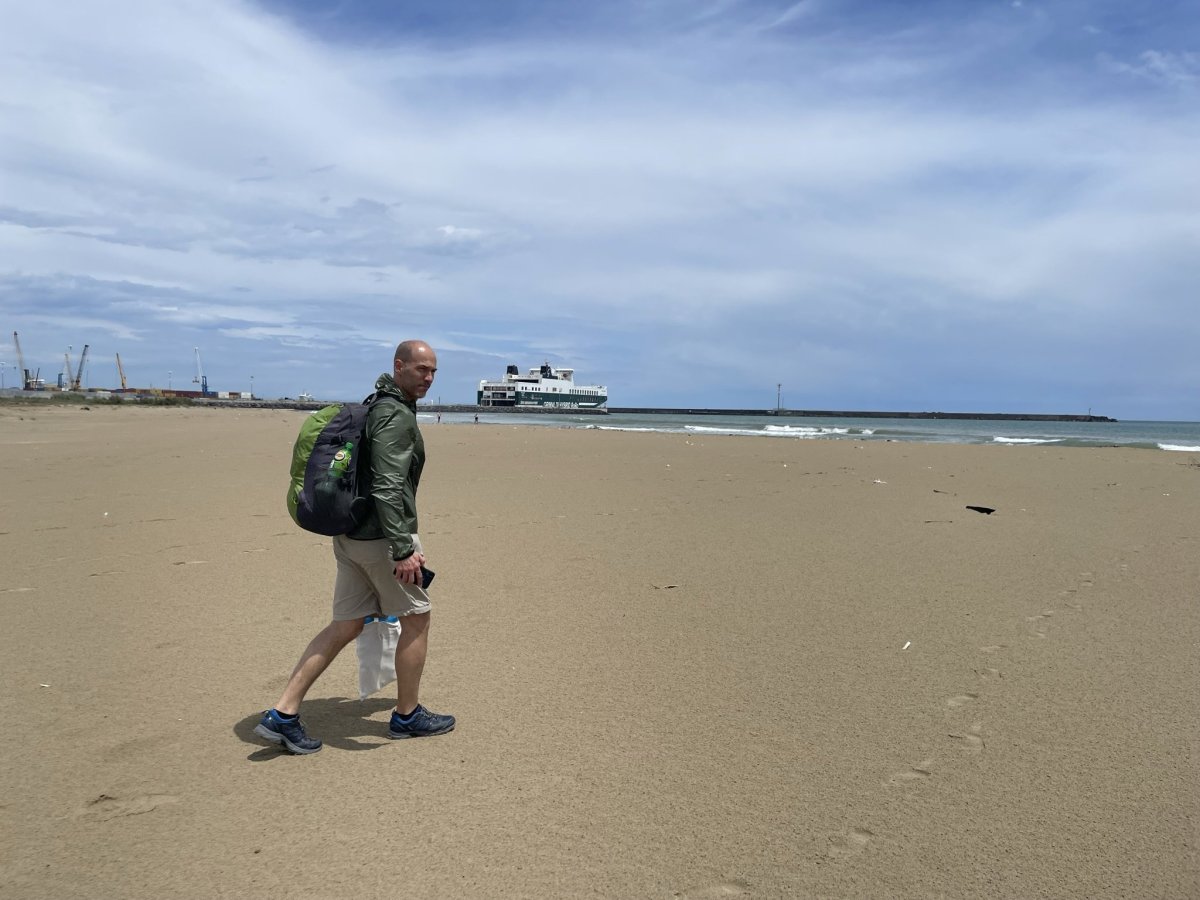 Písečné pobřeží kousek od centra 