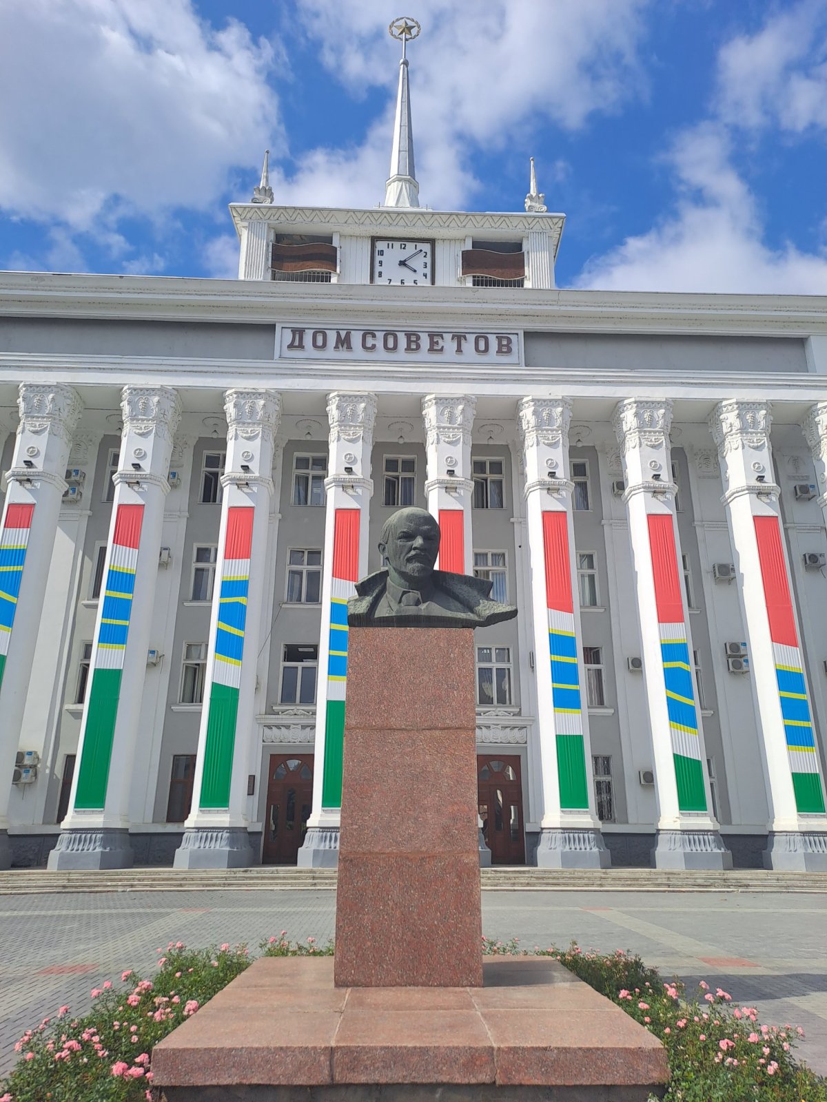 Busta Lenina před Domem Sovětů