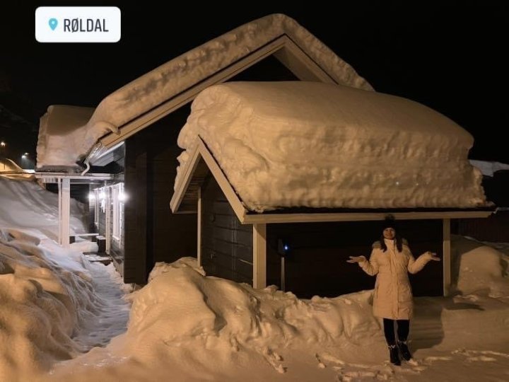 Roldal poprvé, a za noci - napadá zde njevíc sněhu ze všech obydlených oblastí v Norsku. ❄️☃️🌙