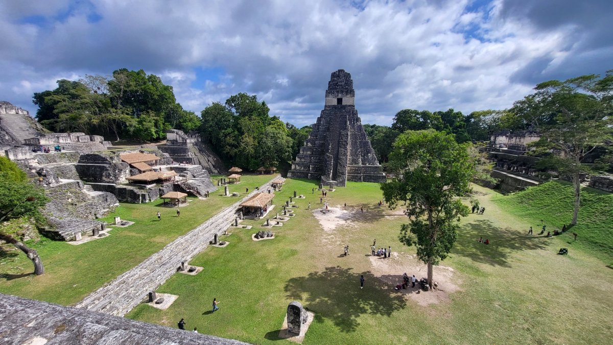 Výhled z Chrámu masek na Chrám Velkého Jaguára