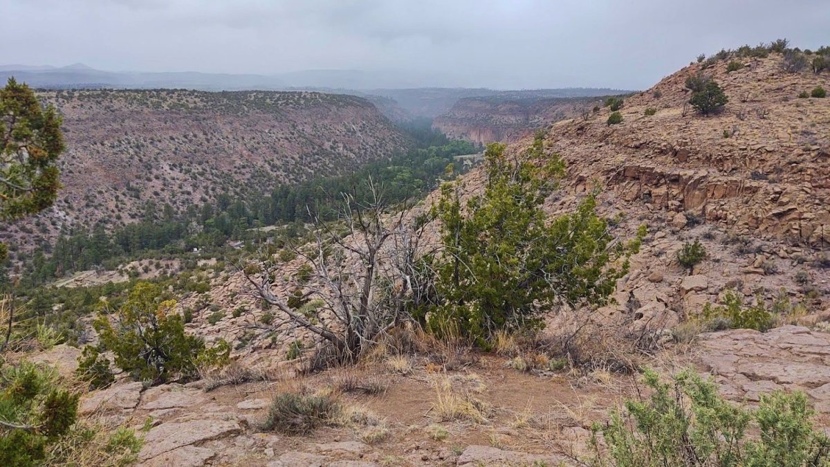 Výhled do kaňonu Bandelier National Monument