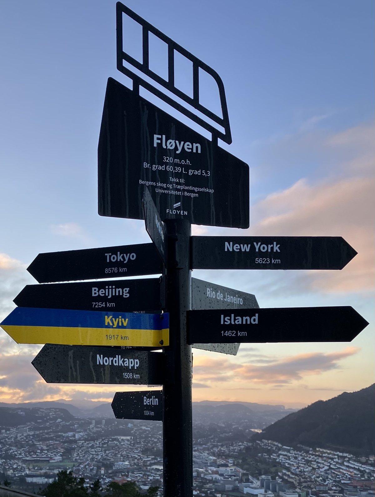 Taky jsme zvládly výstup na jednu ze sedmi hor kolem města Bergen - Floyen 