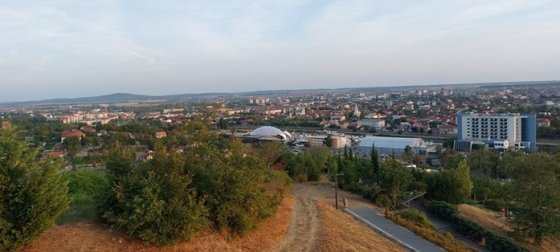 Krásný výhled na Oradeu a kopečky v dáli byl odměnou za výšlap do kopce. 