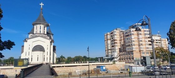 Místní obrovský kostel a hned vedle něj paneláky. Pohled od citadely. 