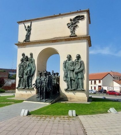 Podobnost s francouzským Vítezným obloukem. 