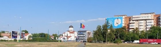 Několik typů místní architektury. Povšimněte si velké vlajky. 