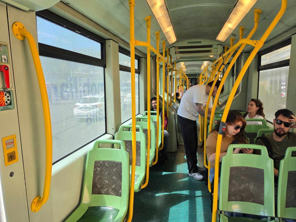 Interiér tramvaje v Římě