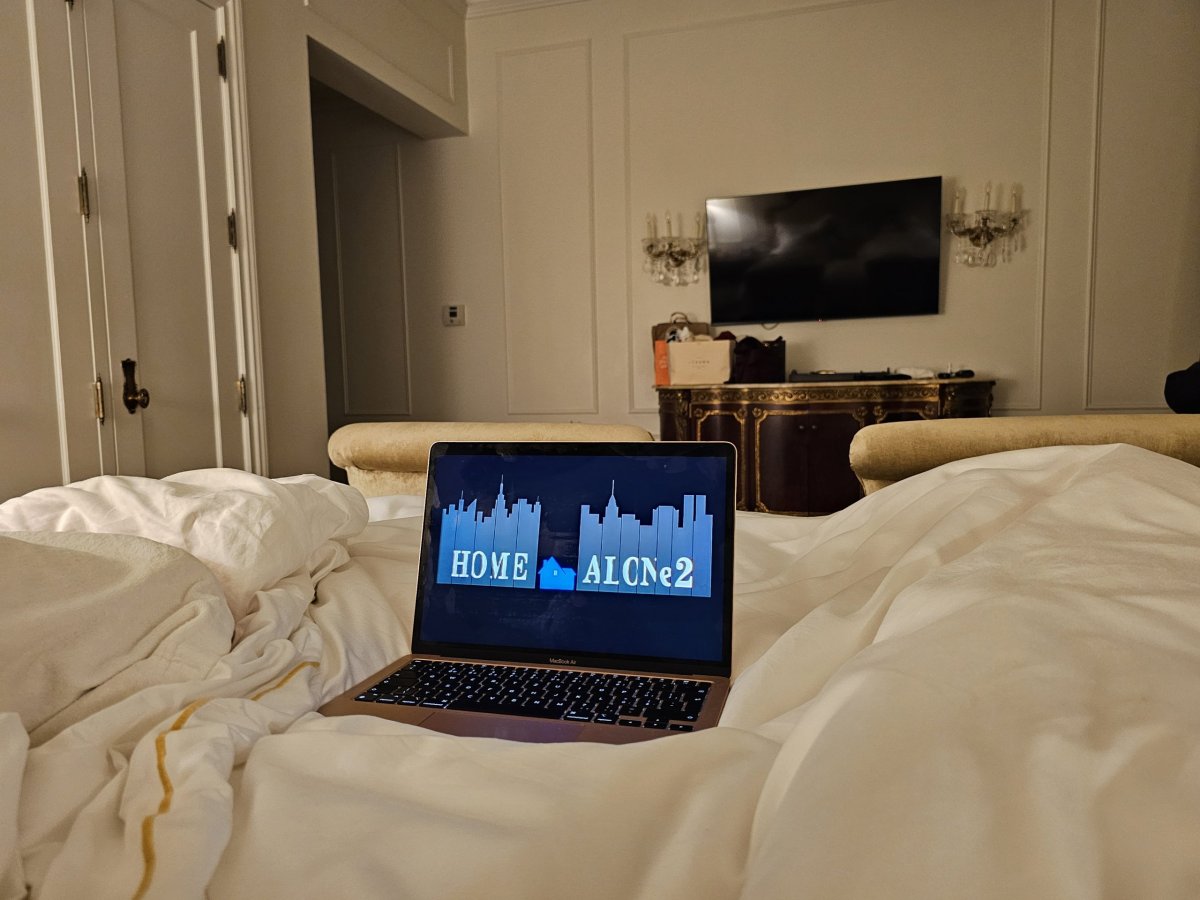 Sledování Sám doma 2 na pokoji v hotelu Plaza