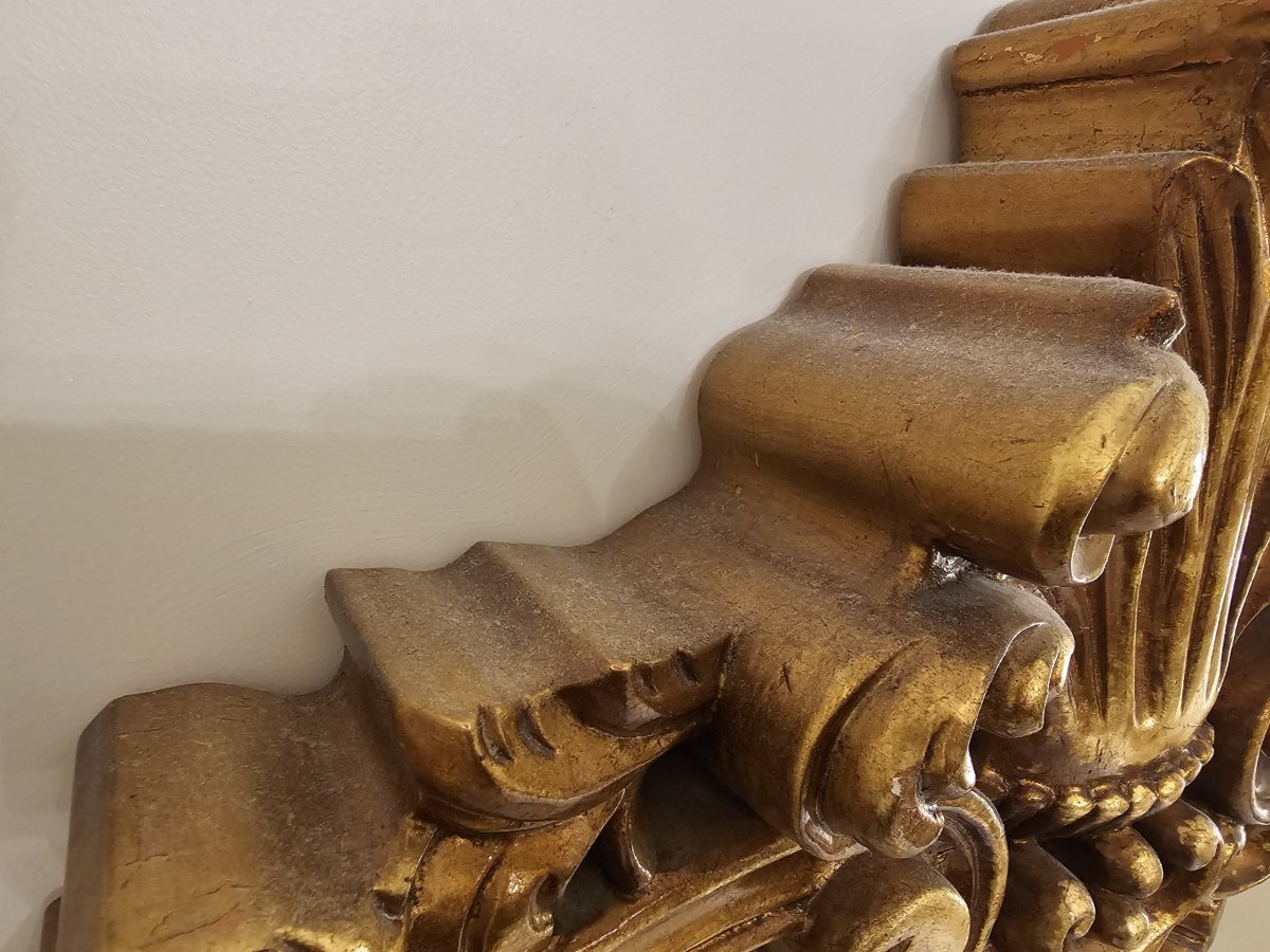 Prach na posteli v hotelu Plaza