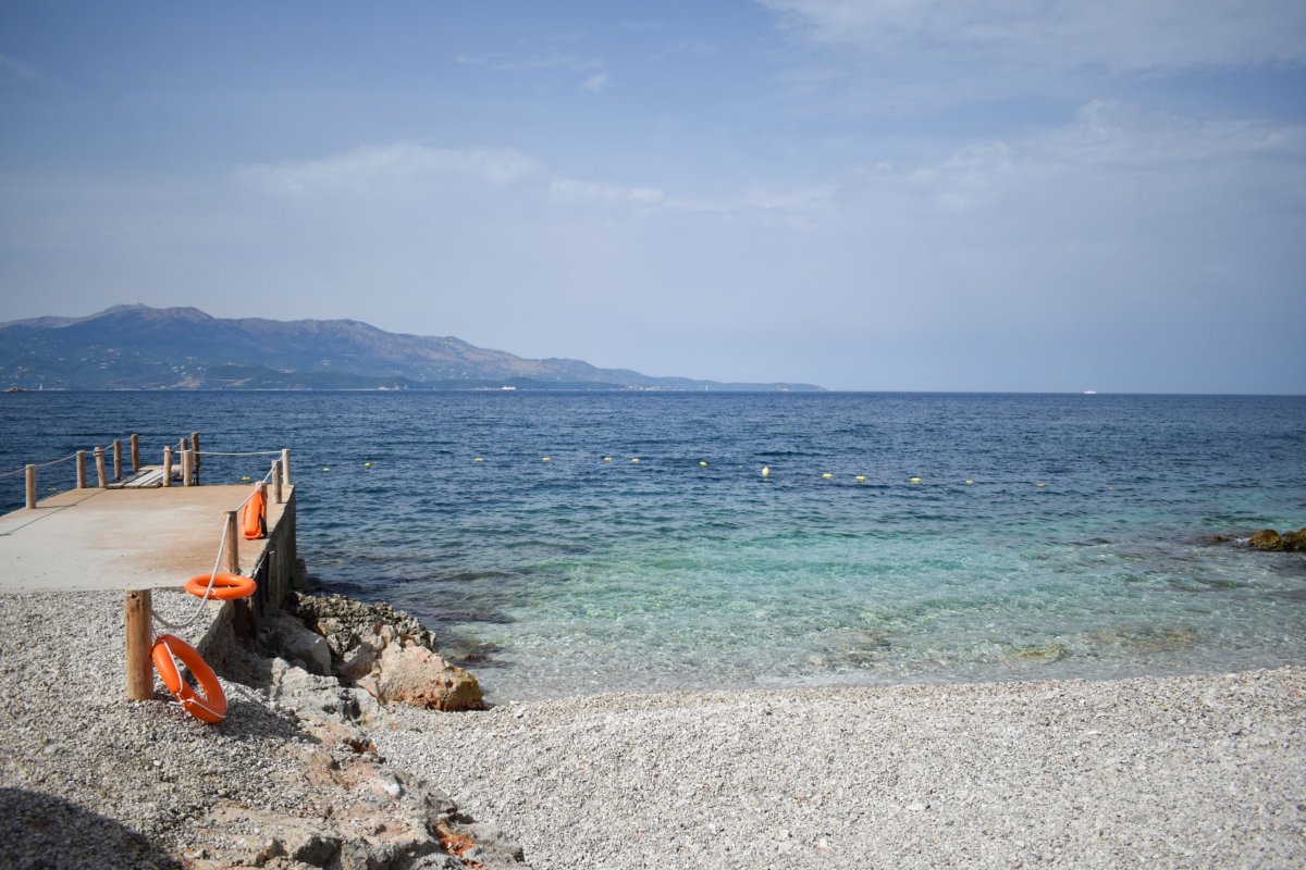Pláž od hotelu, v dálce řecké Korfu