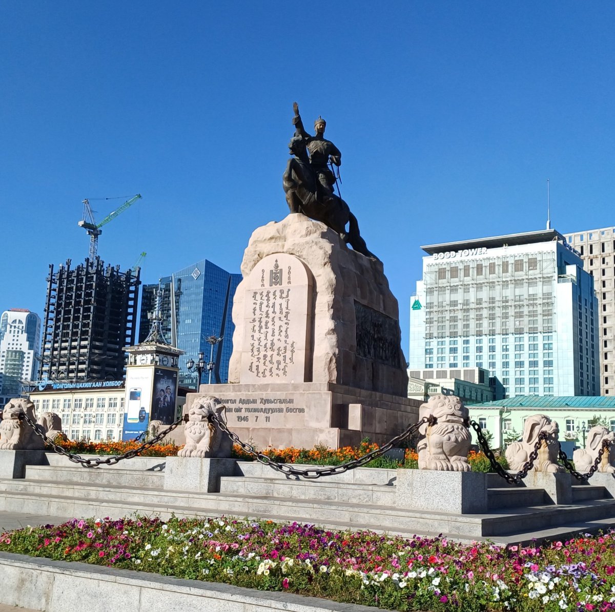 Socha Suchbátara na koni