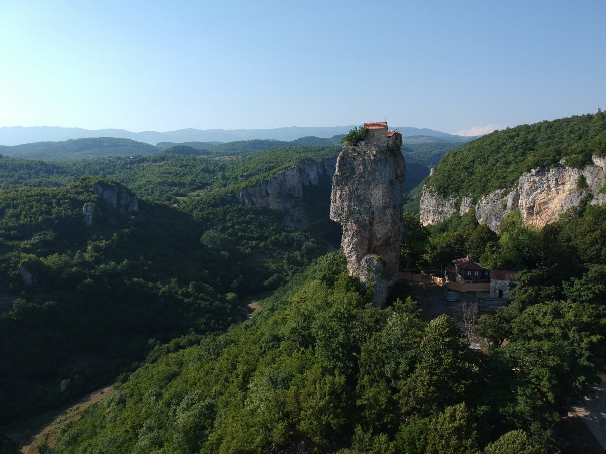 Katshki pillar s klášterem
